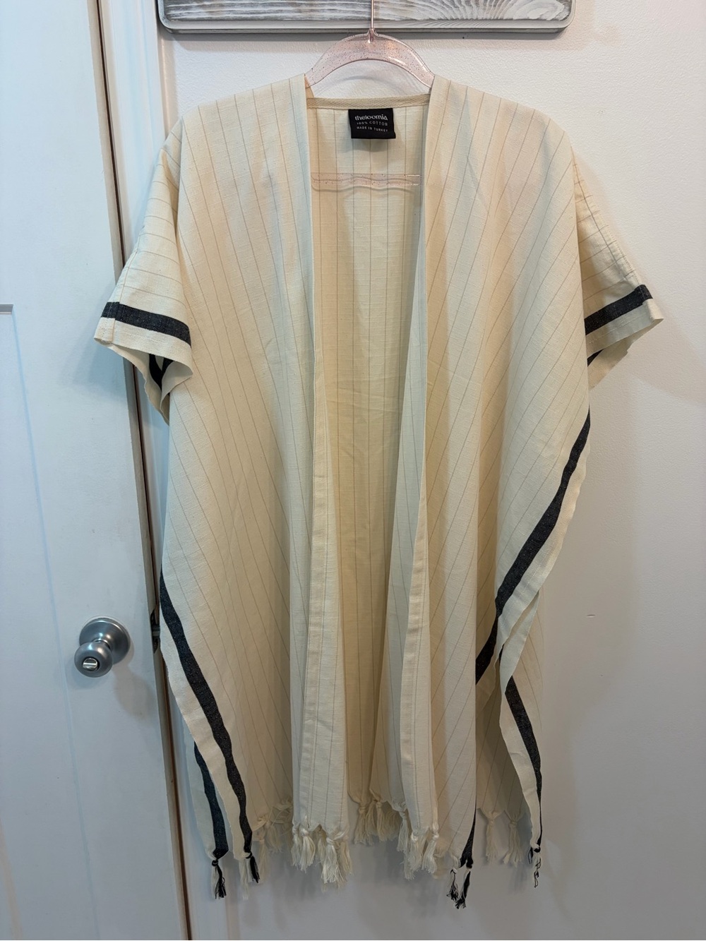 NWOT The Loomia Cream Kimono with Black Accent